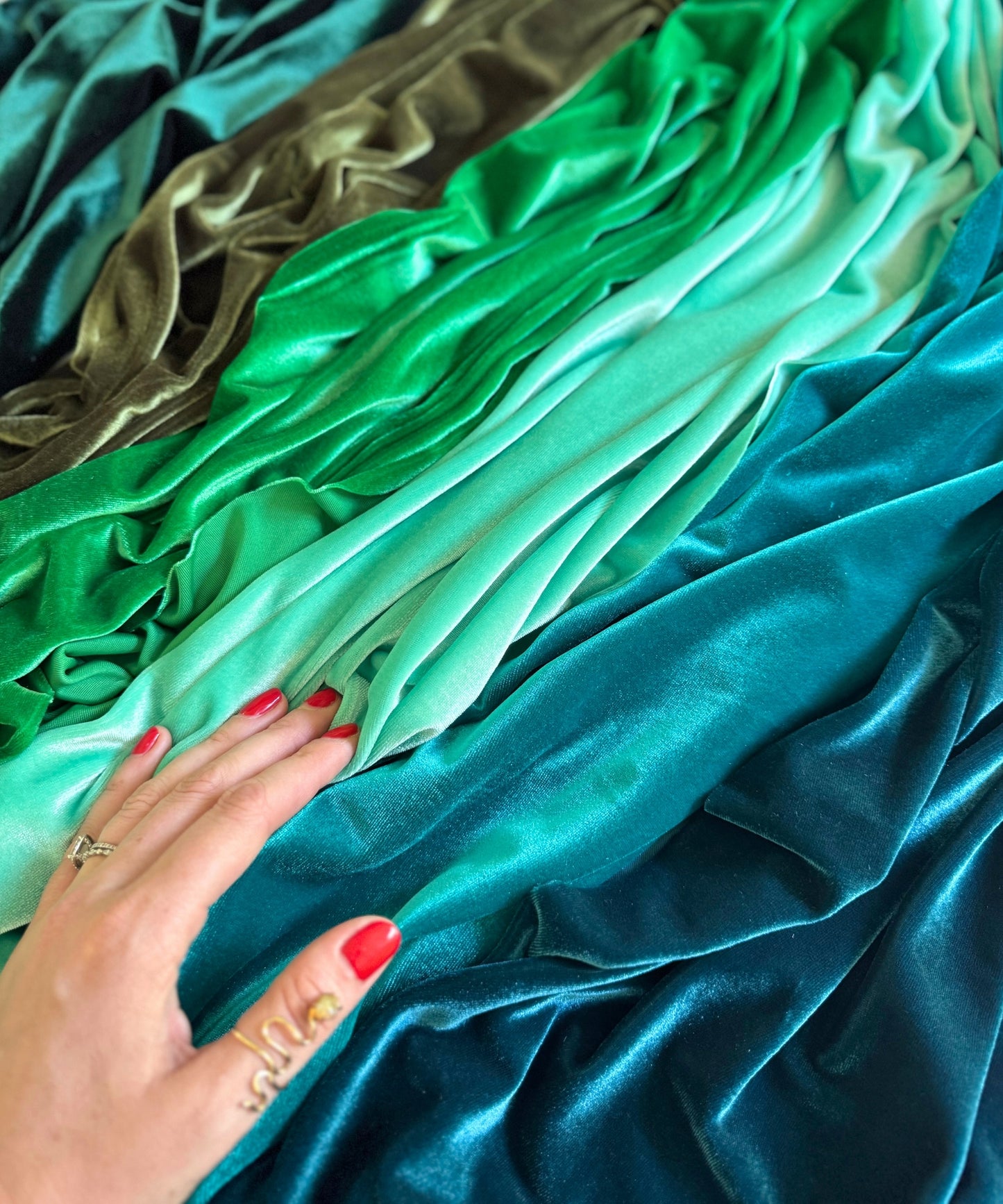 Whether you're creating apparel or sophisticated interiors, our stretch velvet fabric brings you designer-level results—without the designer price. This luxurious stretch velvet is soft, durable, and incredibly comfortable. Crafted with exceptional resilience and flexibility, it’s ideal for a wide range of apparel and decorative projects.
Woven with a 90% polyester, 10% spandex fiber blend and a premium 360 GSM, this stretch velvet delivers exceptional durability, fluid drape, and a 4-way stretch—making it
